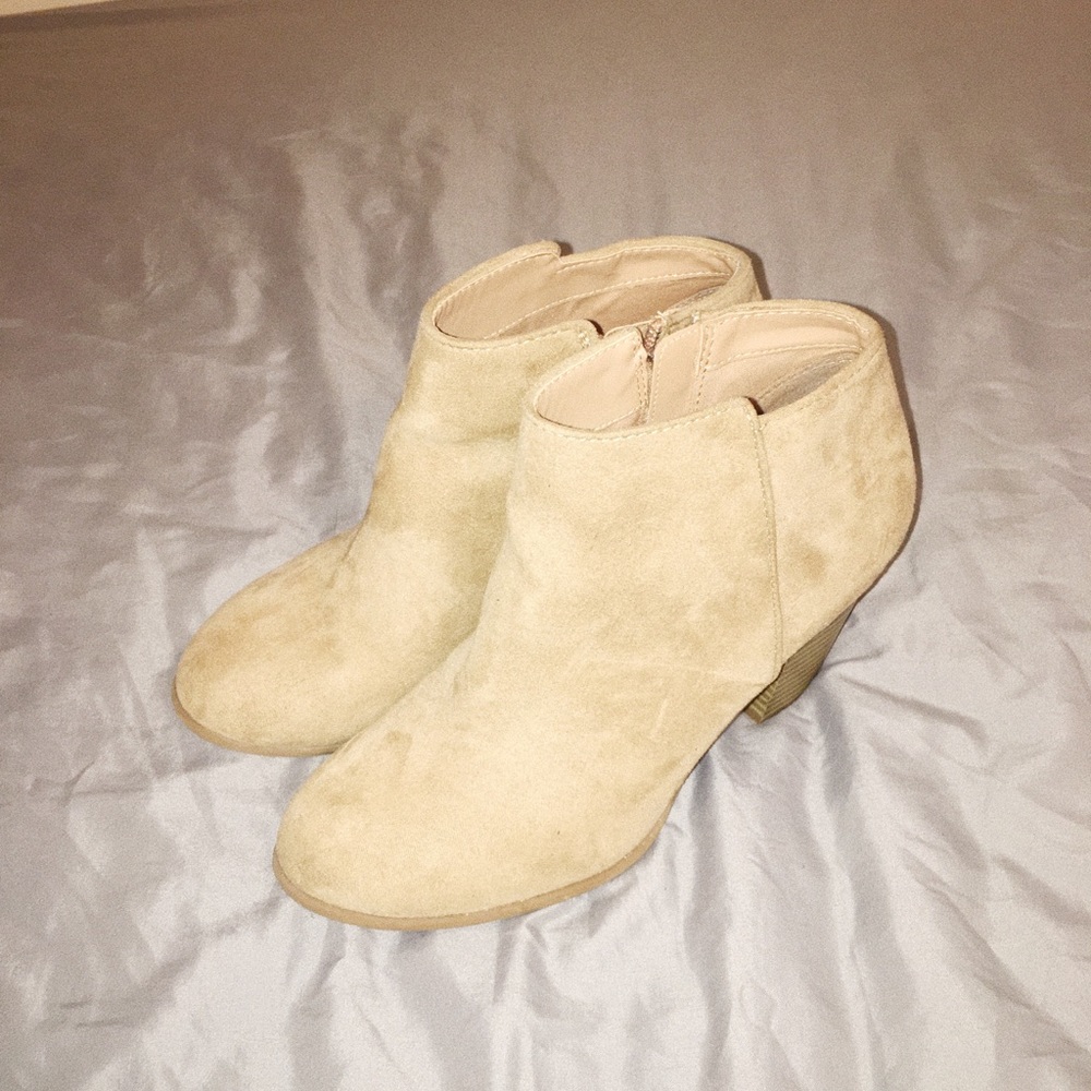 Basic heeled booties